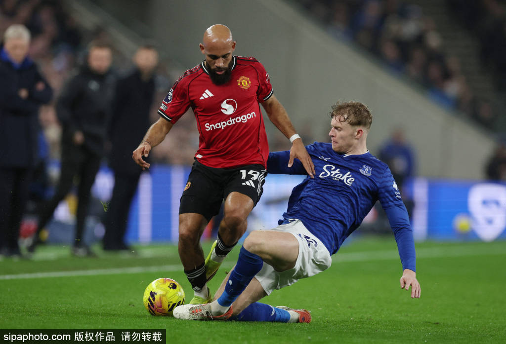 阿玛德禁区倒地，投诉对方拉拽球衣，裁判没有给点球